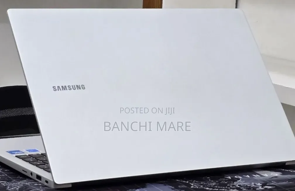 New Laptop Samsung Galaxy Book4 16GB Intel Core i7 SSD 512GB
