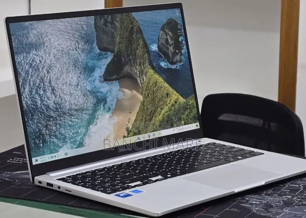 New Laptop Samsung Galaxy Book4 16GB Intel Core i7 SSD 512GB