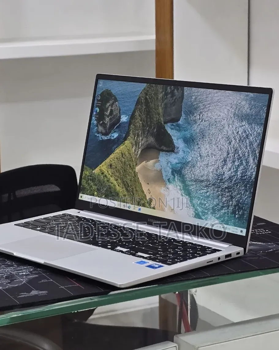 New Laptop Samsung Galaxy Book4 16GB Intel Core 7 SSD 512GB