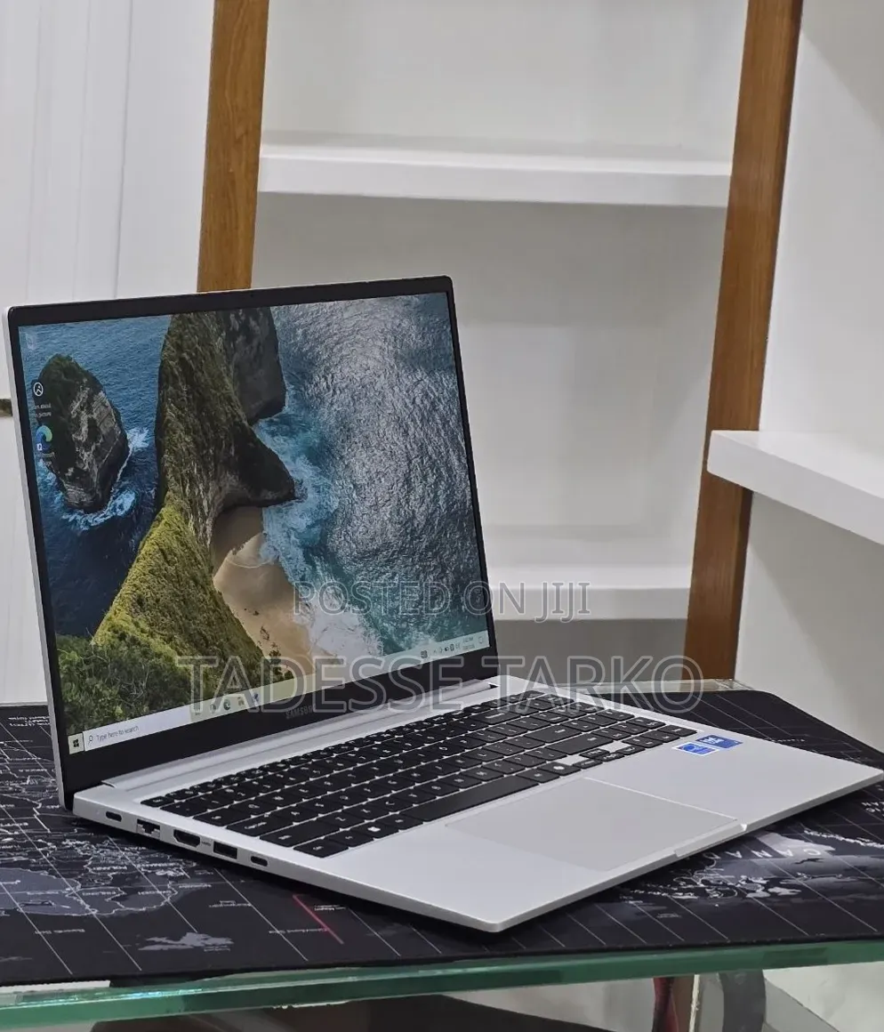 New Laptop Samsung Galaxy Book4 16GB Intel Core 7 SSD 512GB