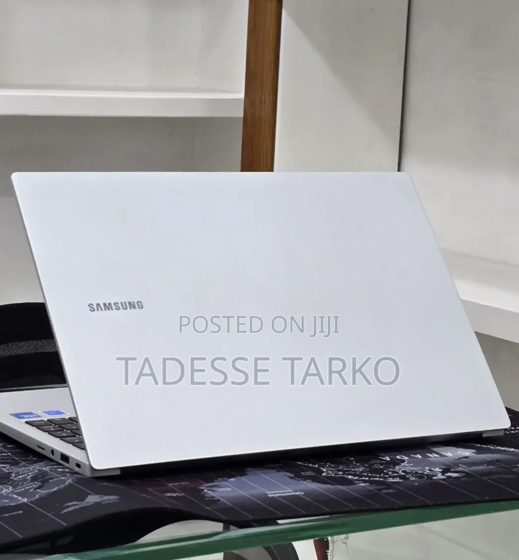 New Laptop Samsung Galaxy Book4 16GB Intel Core 7 SSD 512GB