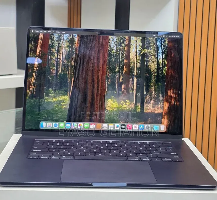 New Laptop Apple MacBook Air 2025 M4 16GB Apple M4 SSD 256GB
