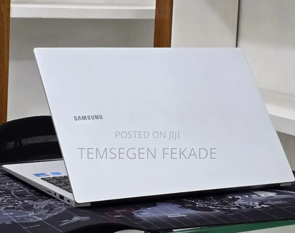 New Laptop Samsung Galaxy Book4 16GB Intel Core 7 SSD 512GB