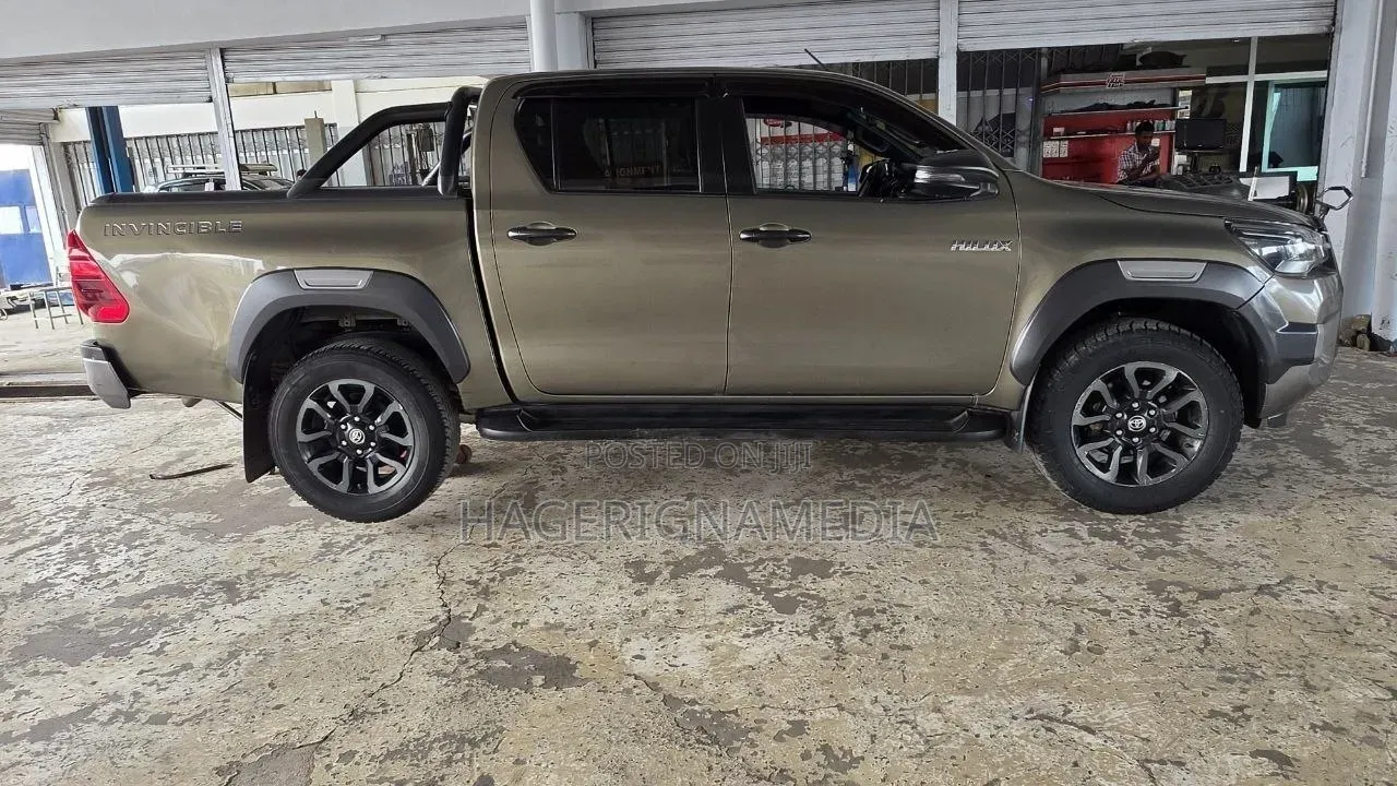 Toyota Hilux 2021 Gray