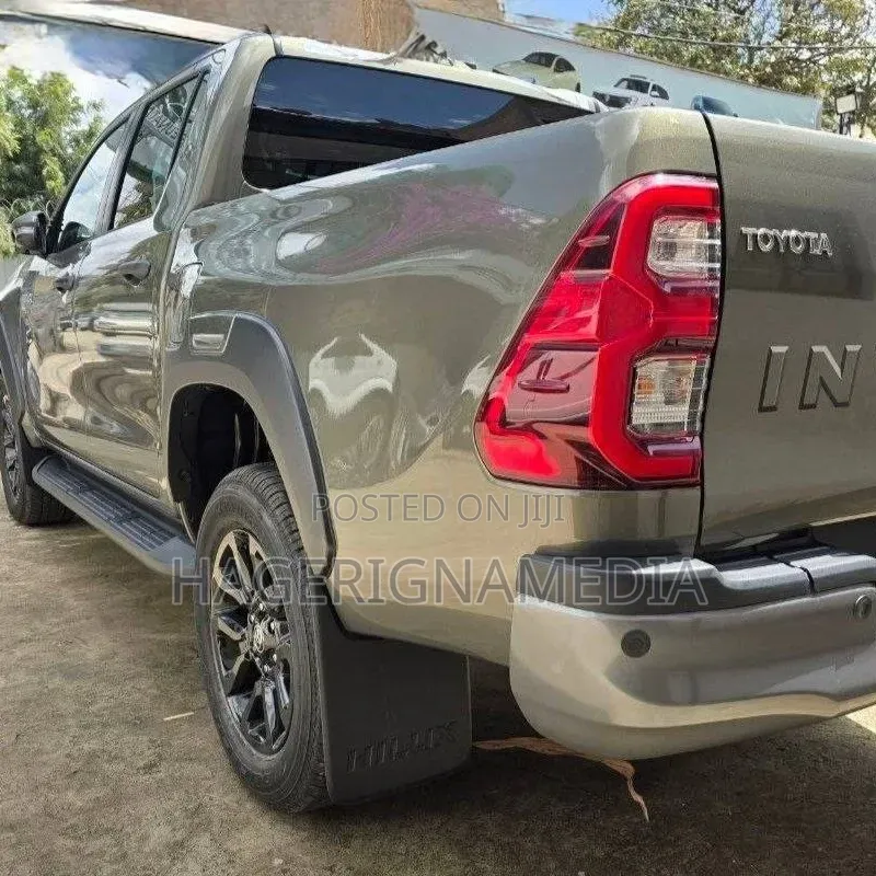 New Toyota Hilux 2025 Gray
