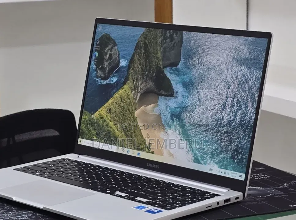New Laptop Samsung Galaxy Book4 16GB Intel Core i7 SSD 512GB