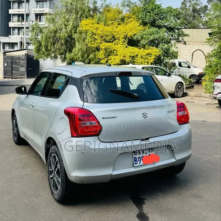 Suzuki Swift 2021 Silver