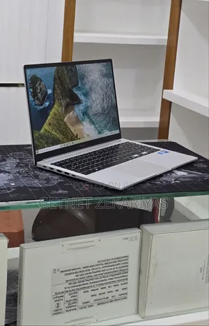 New Laptop Samsung Galaxy Book4 16GB Intel Core 7 SSD 512GB