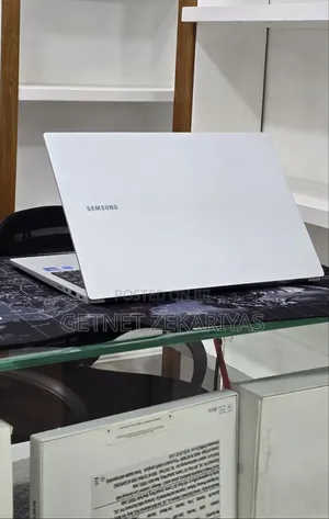 New Laptop Samsung Galaxy Book4 16GB Intel Core 7 SSD 512GB
