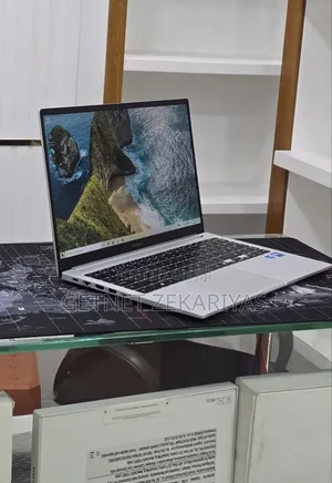 New Laptop Samsung Galaxy Book4 16GB Intel Core 7 SSD 512GB