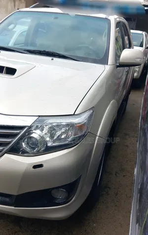 Toyota Fortuner 2011 Gold