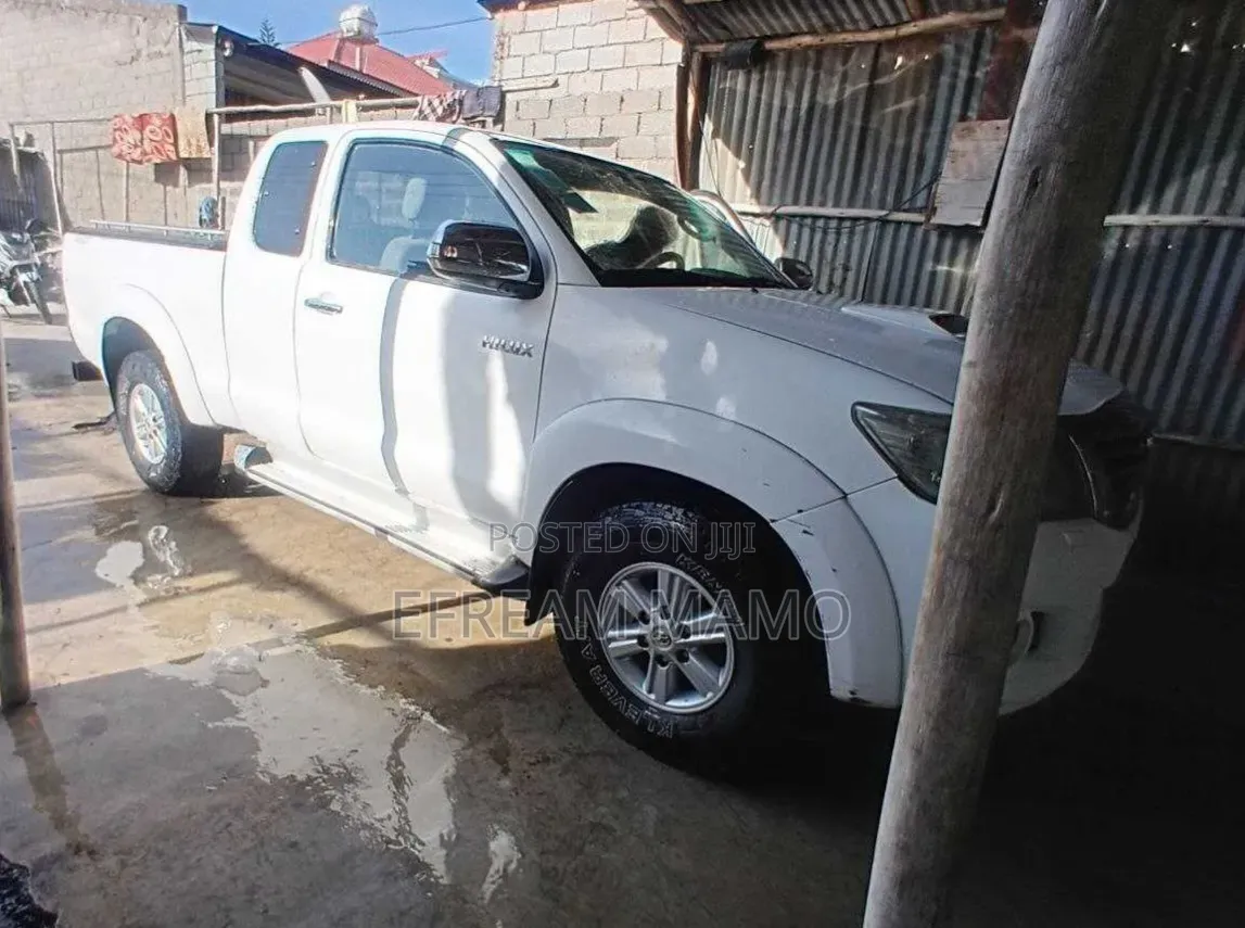 Toyota Hilux 2012 White