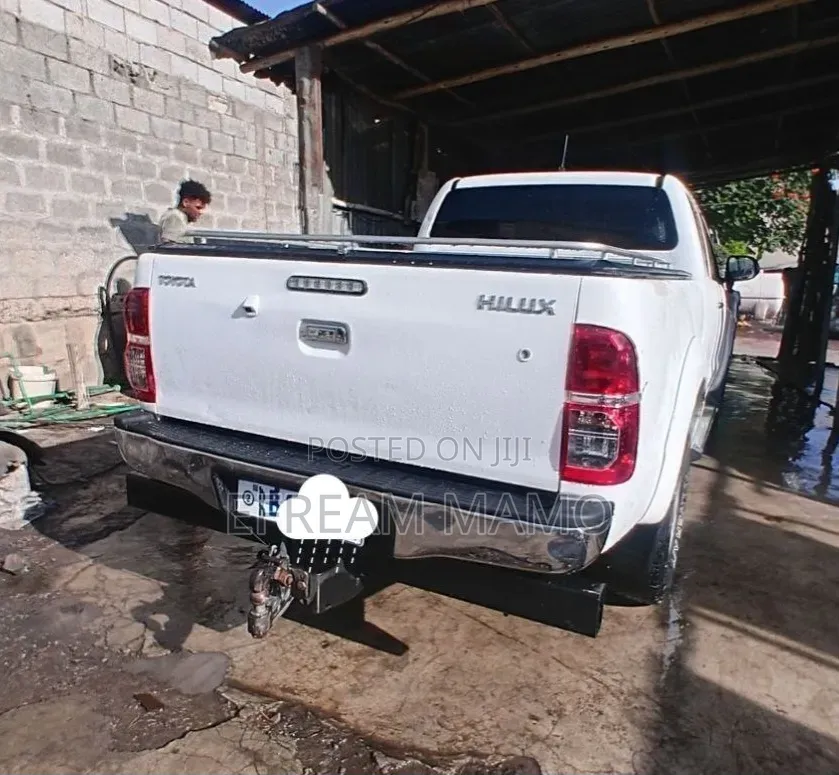 Toyota Hilux 2012 White