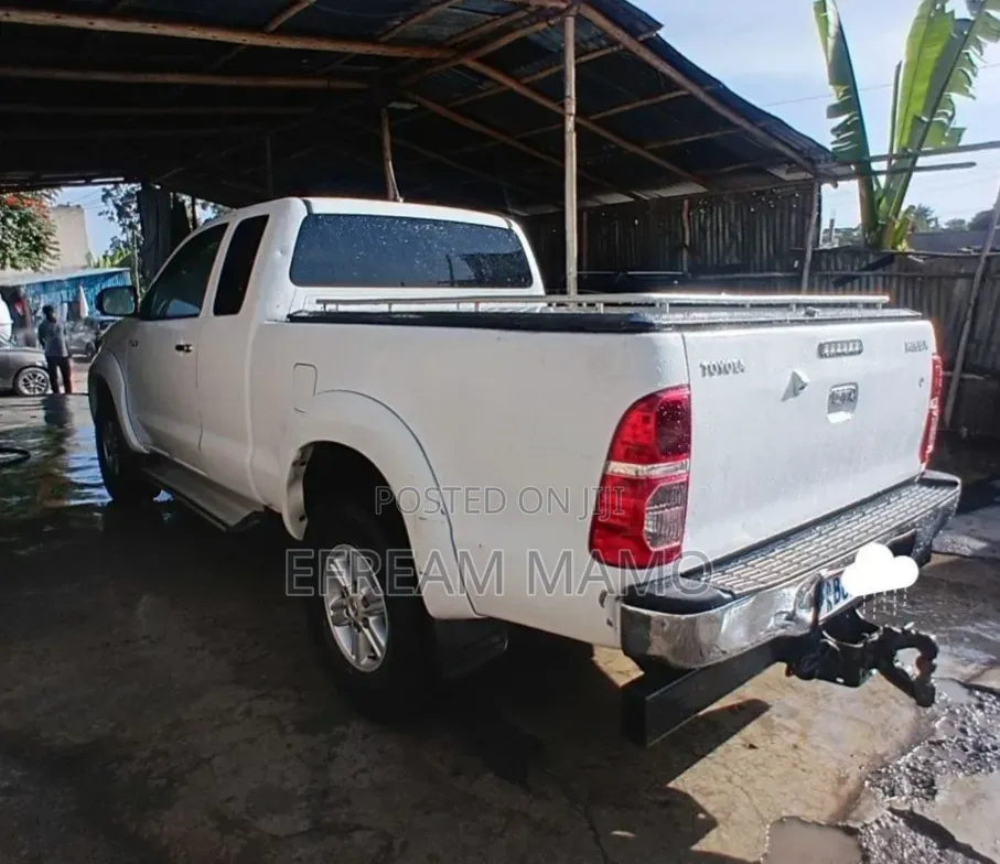 Toyota Hilux 2012 White