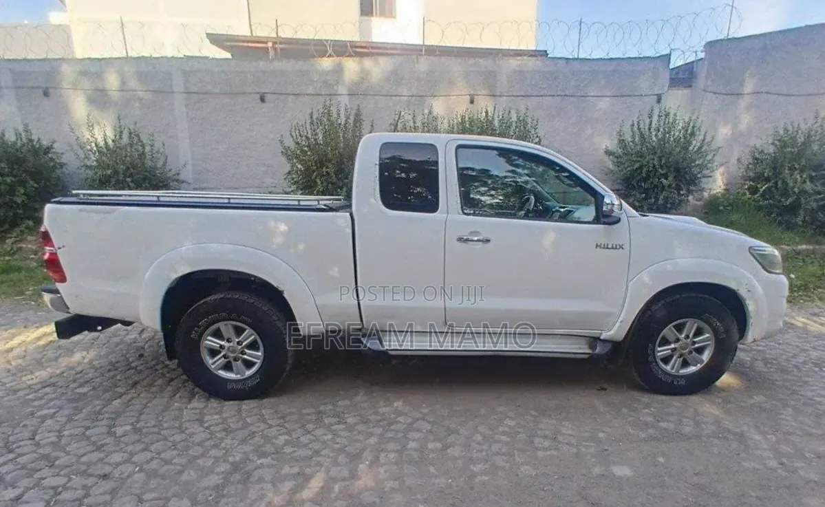 Toyota Hilux 2012 White