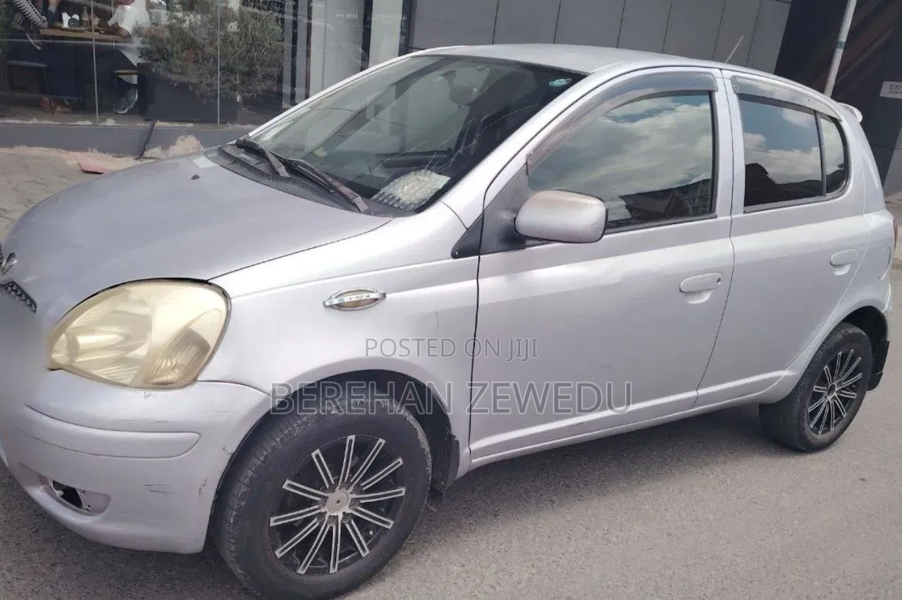 Toyota Vitz 2004 Silver