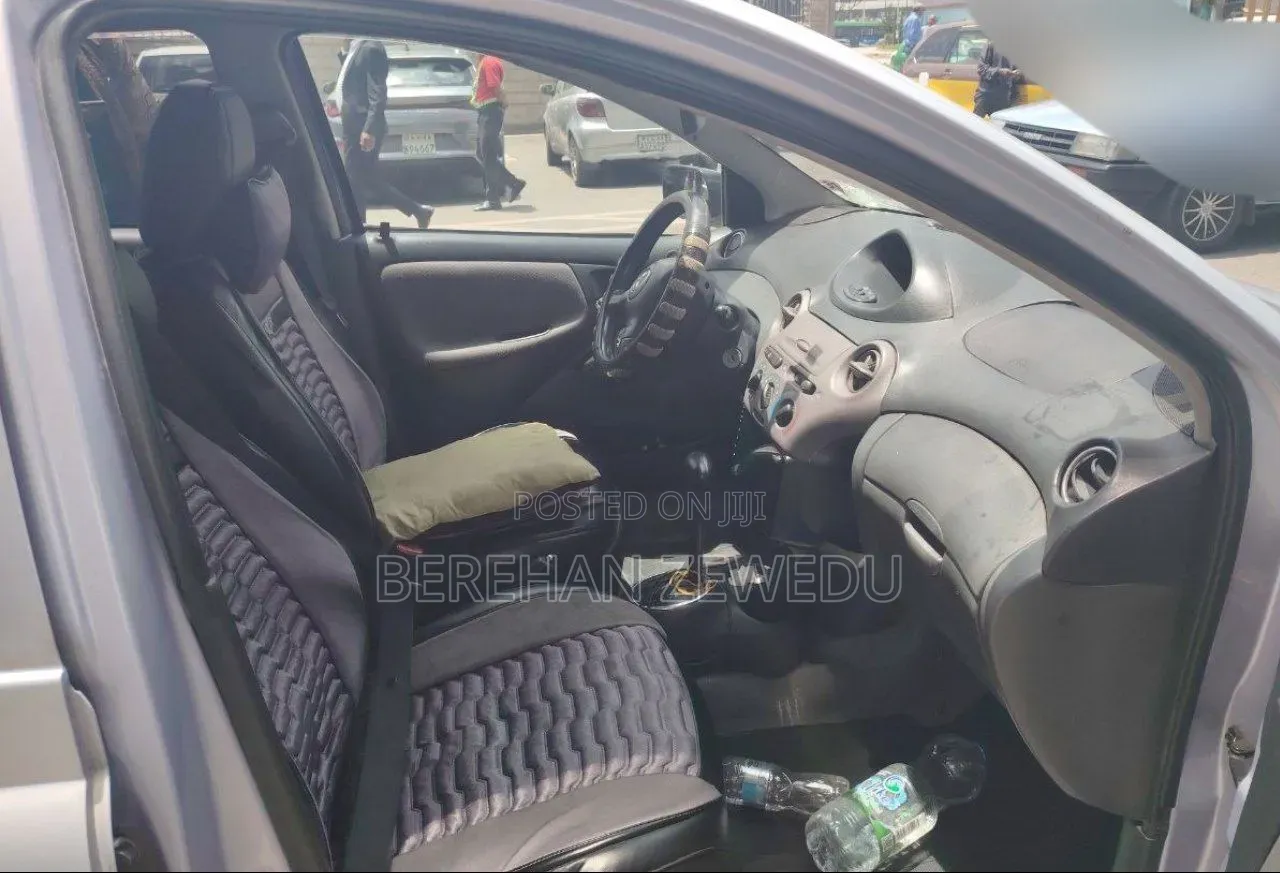 Toyota Vitz 2004 Silver