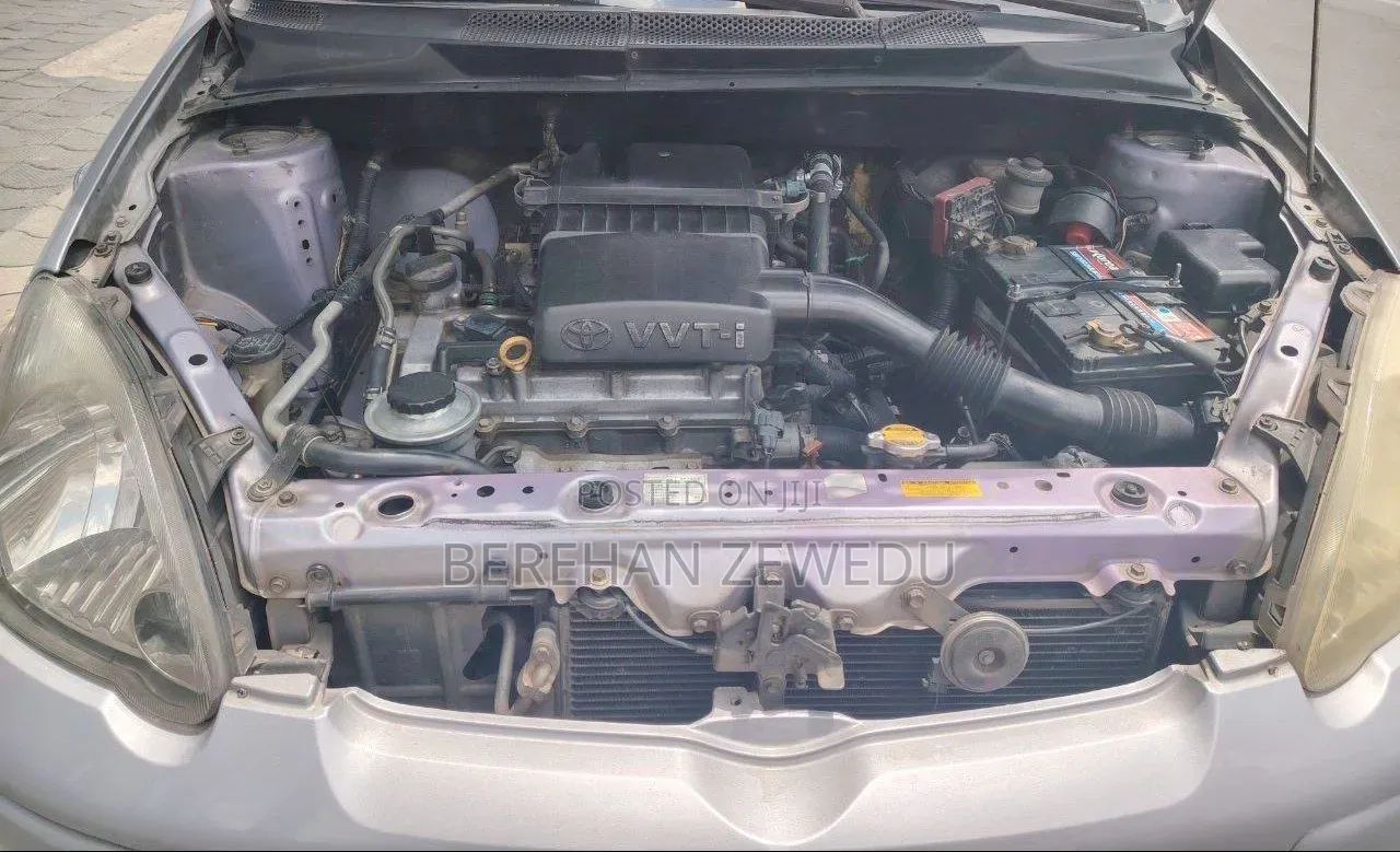 Toyota Vitz 2004 Silver