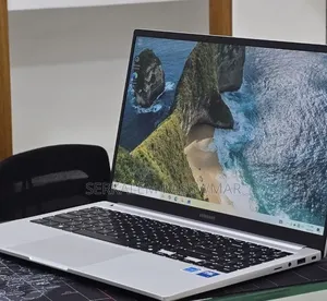 New Laptop Samsung Galaxy Book4 16GB Intel Core i7 SSD 512GB