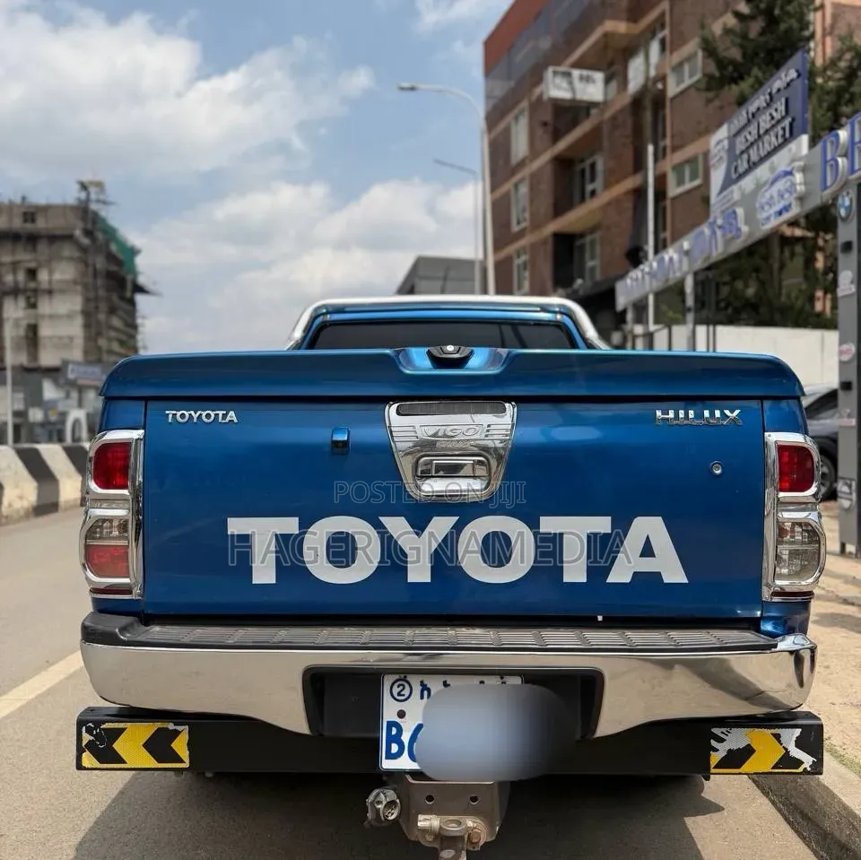 Toyota Hilux 2013 Blue