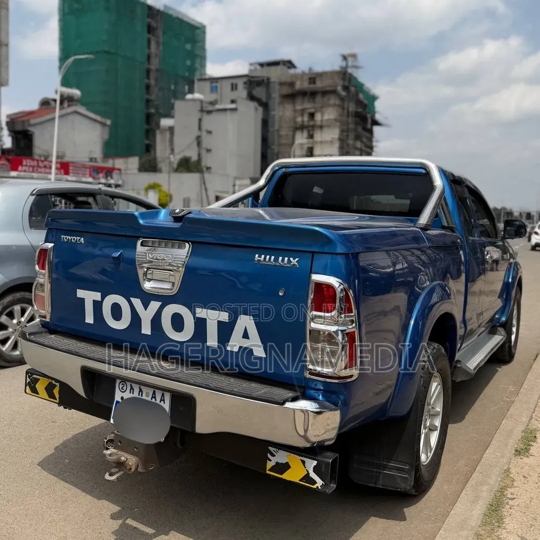 Toyota Hilux 2013 Blue