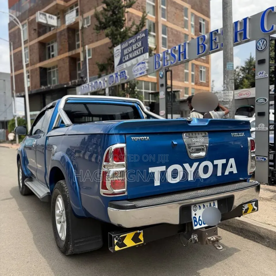 Toyota Hilux 2013 Blue
