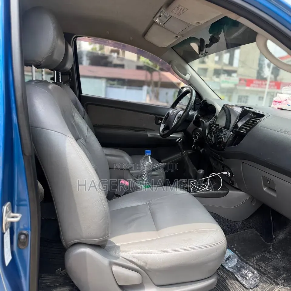 Toyota Hilux 2013 Blue