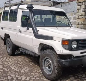 Toyota Land Cruiser 2005 White