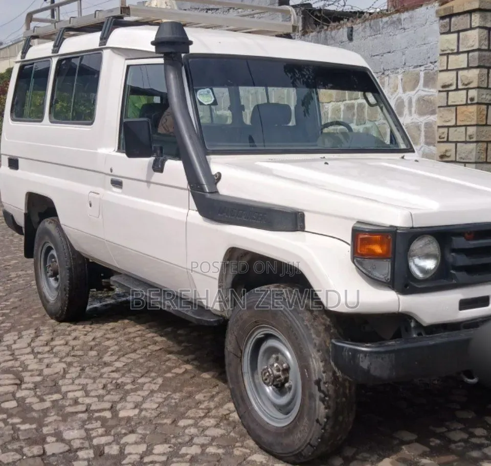 Toyota Land Cruiser 2005 White