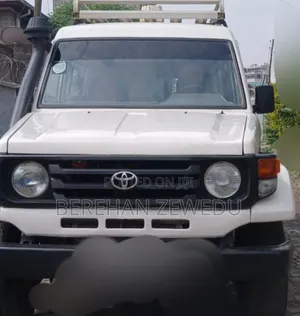 Toyota Land Cruiser 2005 White