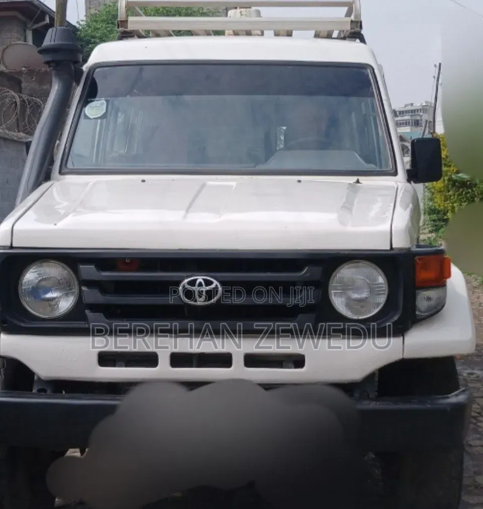 Toyota Land Cruiser 2005 White