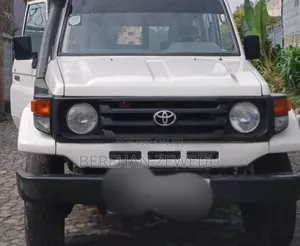 Toyota Land Cruiser 2005 White