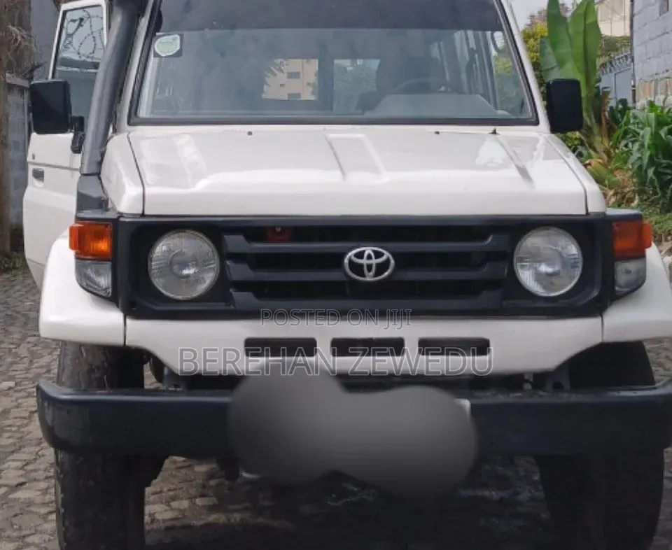 Toyota Land Cruiser 2005 White