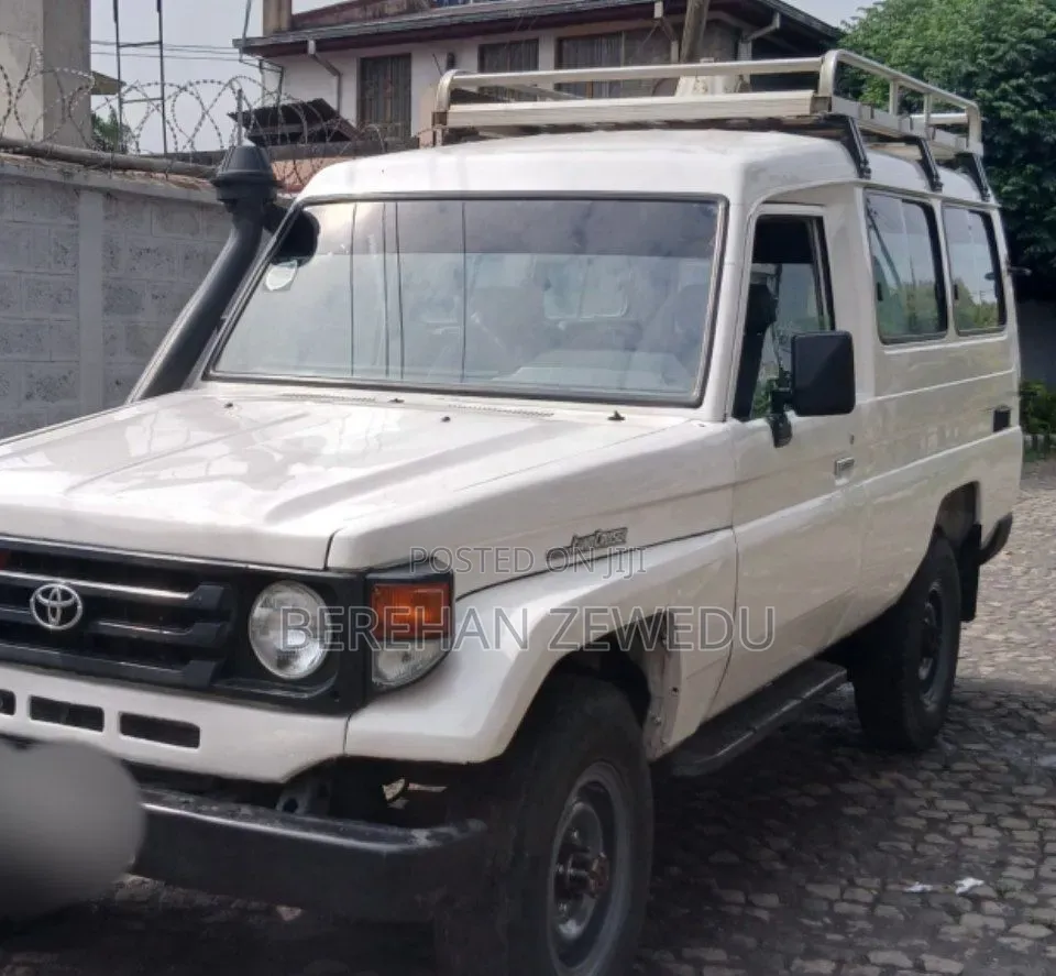 Toyota Land Cruiser 2005 White