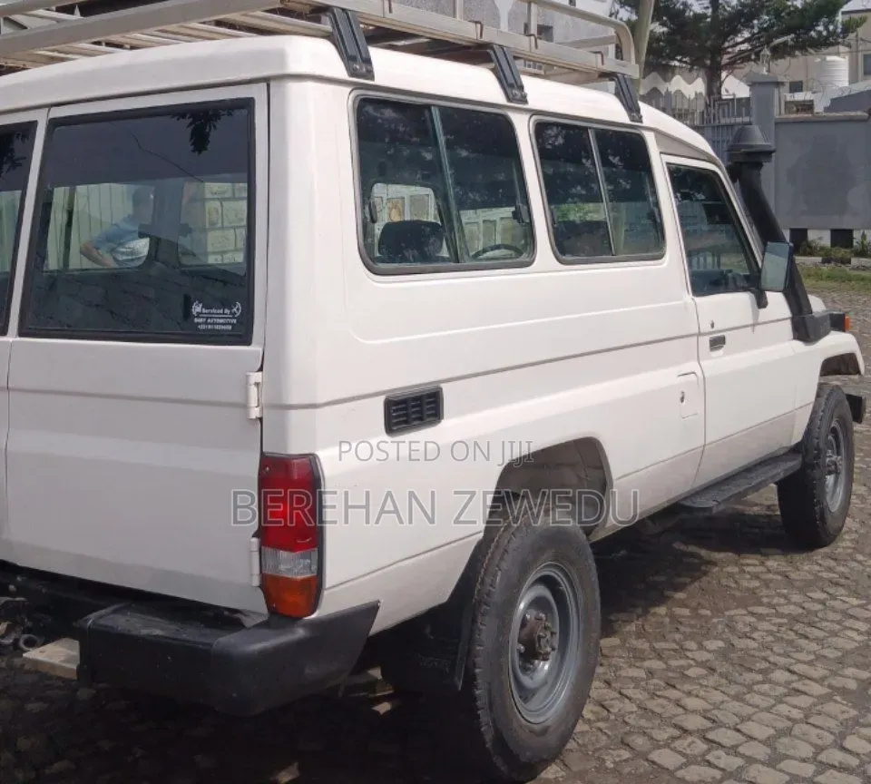 Toyota Land Cruiser 2005 White
