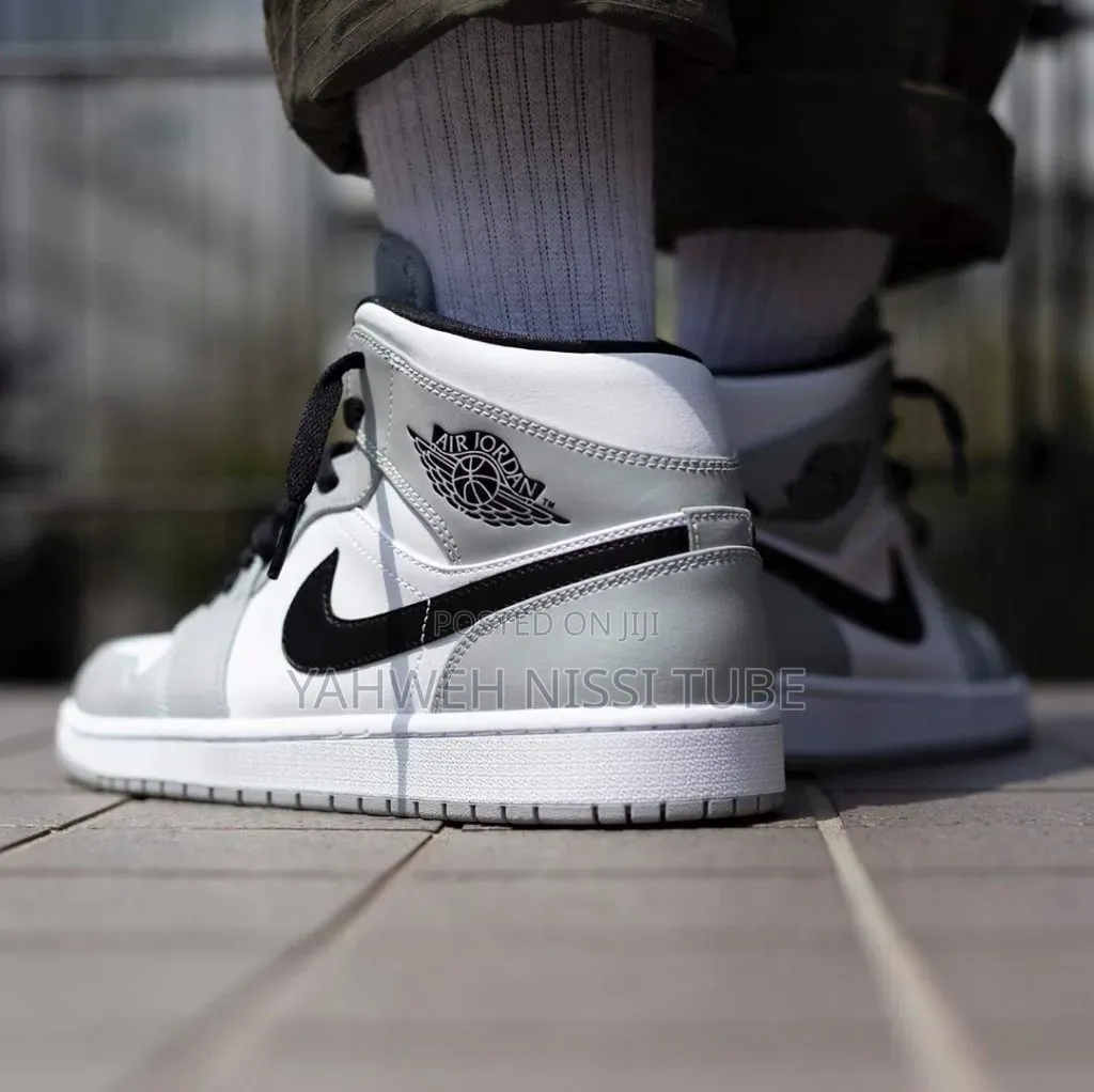 Nike Air Jordan 1 Mid "Light Smoke Grey"