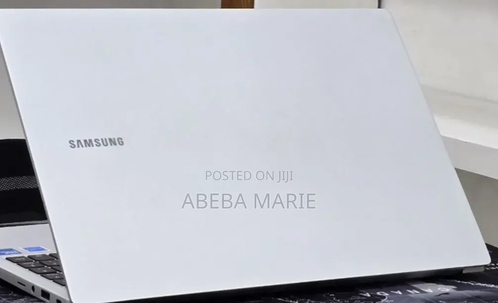 New Laptop Samsung Galaxy Book4 16GB Intel Core 7 SSD 512GB
