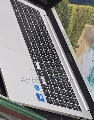 New Laptop Samsung Galaxy Book4 16GB Intel Core 7 SSD 512GB