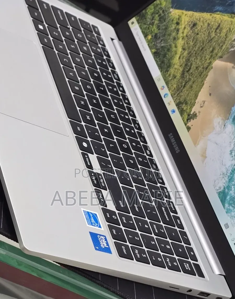 New Laptop Samsung Galaxy Book4 16GB Intel Core 7 SSD 512GB