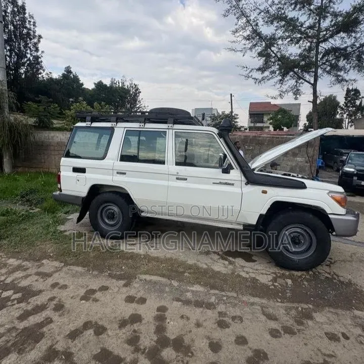 Toyota Land Cruiser 2016 White