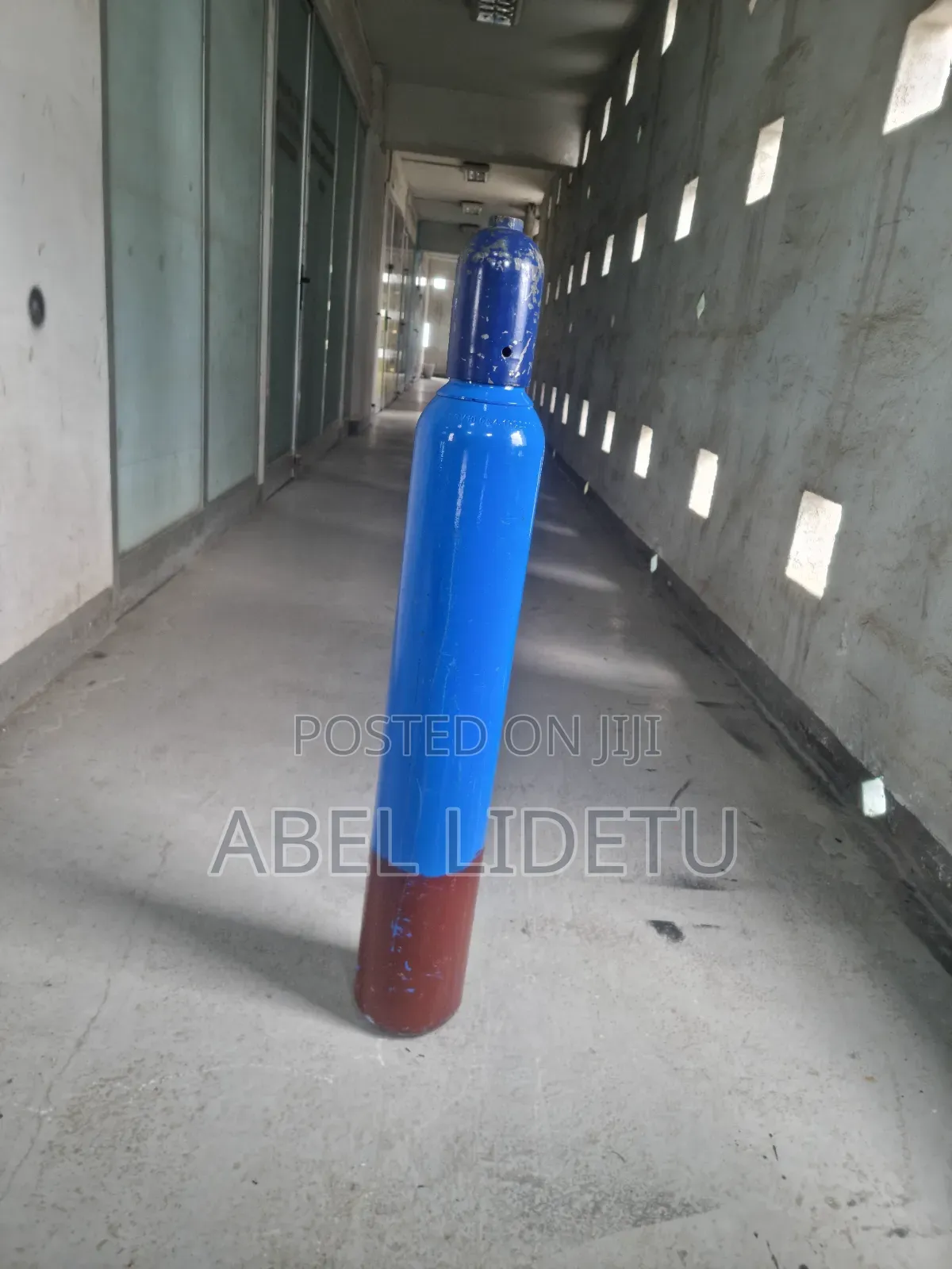 Medical Regulator With Oxygen Cylinder
