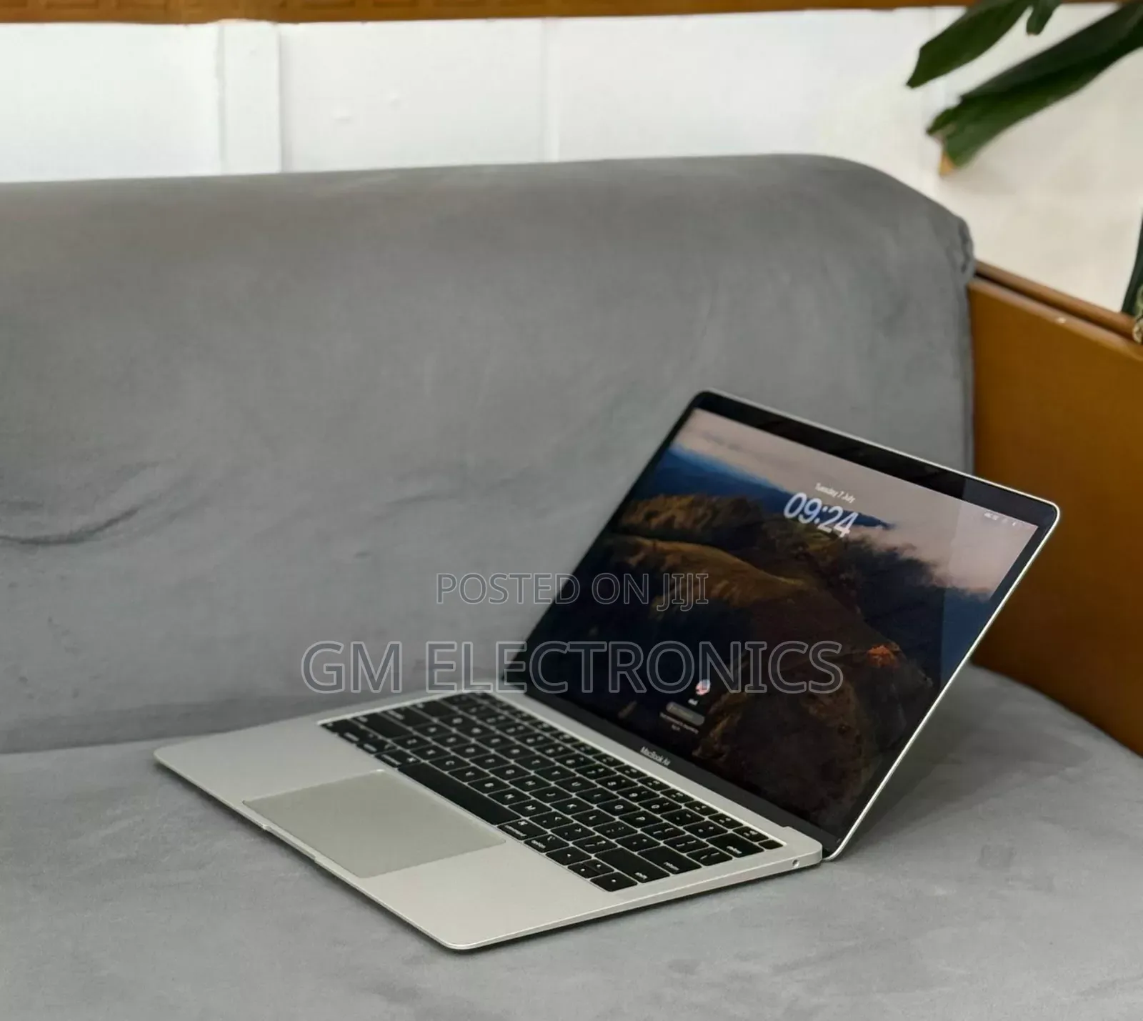 New Laptop Apple MacBook 2018 8GB Intel Core i5 SSD 128GB