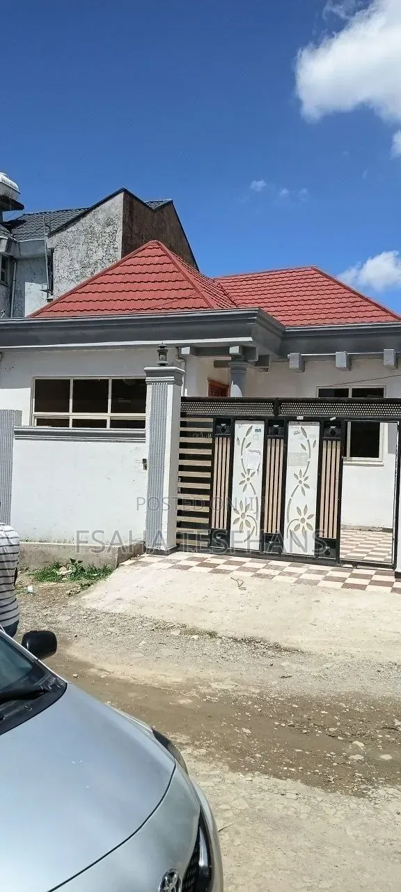 3bdrm House in Villa, Bole for rent