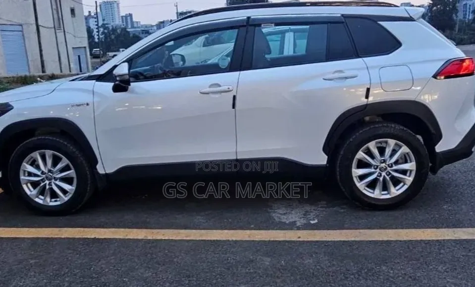 Toyota Corolla Cross Hybrid SE AWD 2023 White
