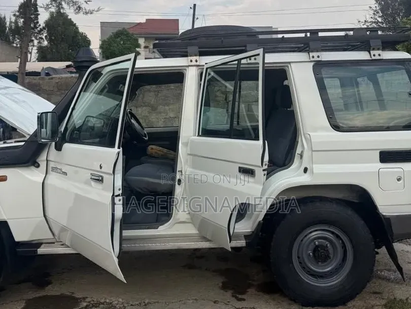 Toyota Land Cruiser 2016 White