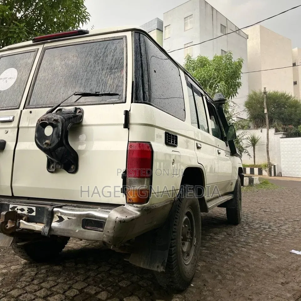 Toyota Land Cruiser 2010 White