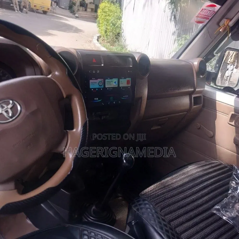 Toyota Land Cruiser 2010 White