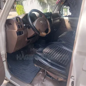 Toyota Land Cruiser 2010 White