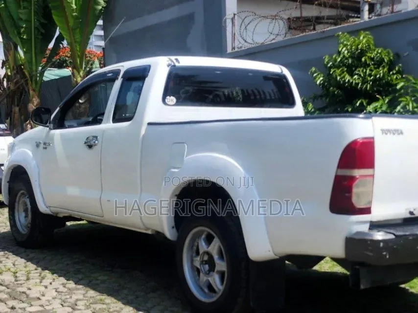 Toyota Land Cruiser 2006 White