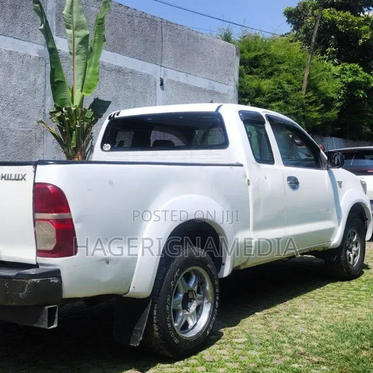 Toyota Land Cruiser 2006 White